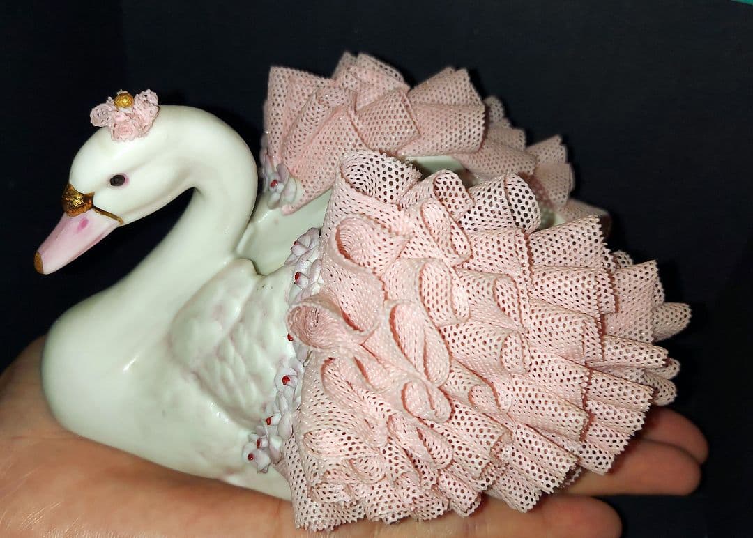 Irish Dresden Ireland　白鳥　レース　ピンク　置物