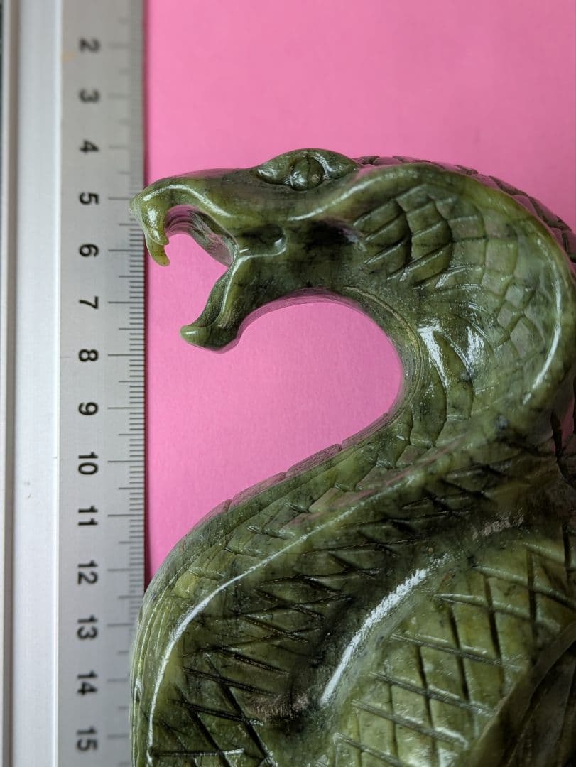 天然石 碧玉【ジャスパー】の龍蛇様の 置物です。サイズは約12㌢×9㌢ 990g