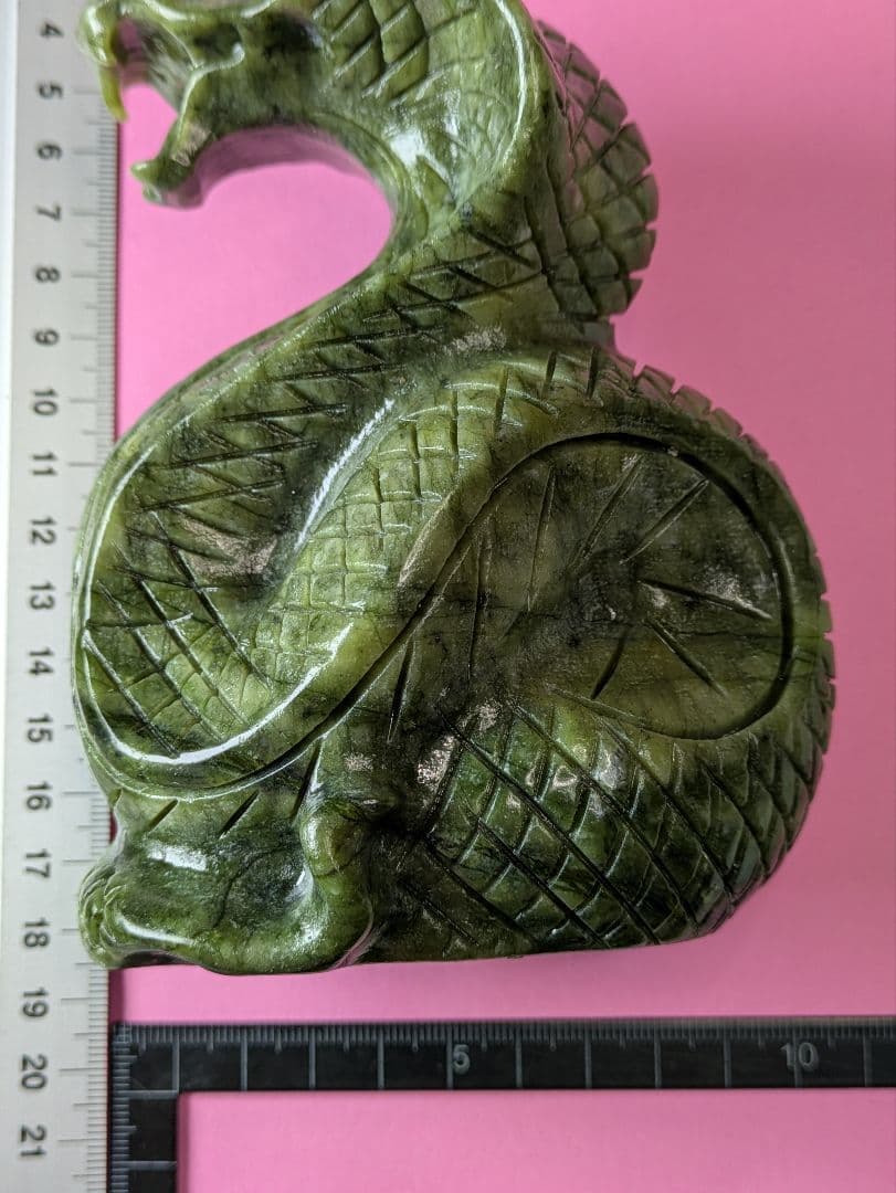天然石 碧玉【ジャスパー】の龍蛇様の 置物です。サイズは約12㌢×9㌢ 990g