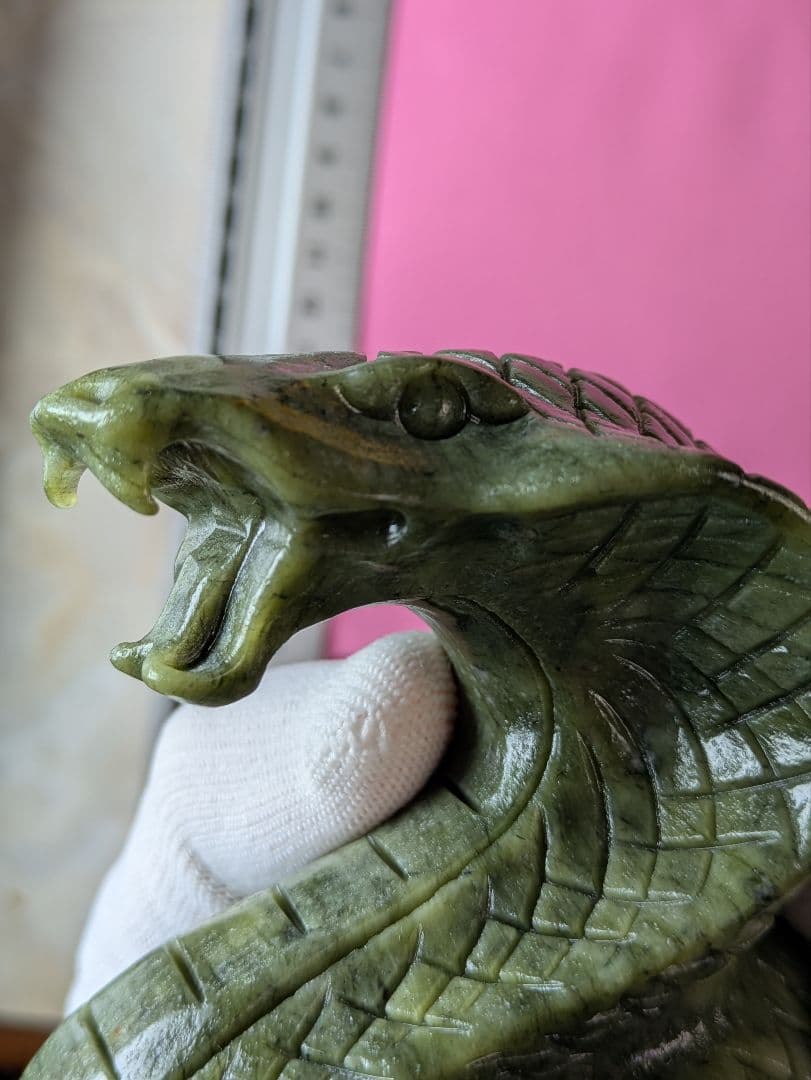 天然石 碧玉【ジャスパー】の龍蛇様の 置物です。サイズは約12㌢×9㌢ 990g