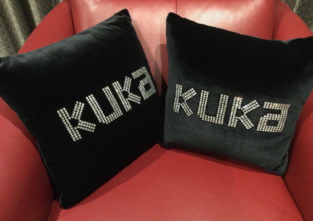 KUKA クッション　新品未使用　ベロア生地　高級感　2個セット　ラインストーン