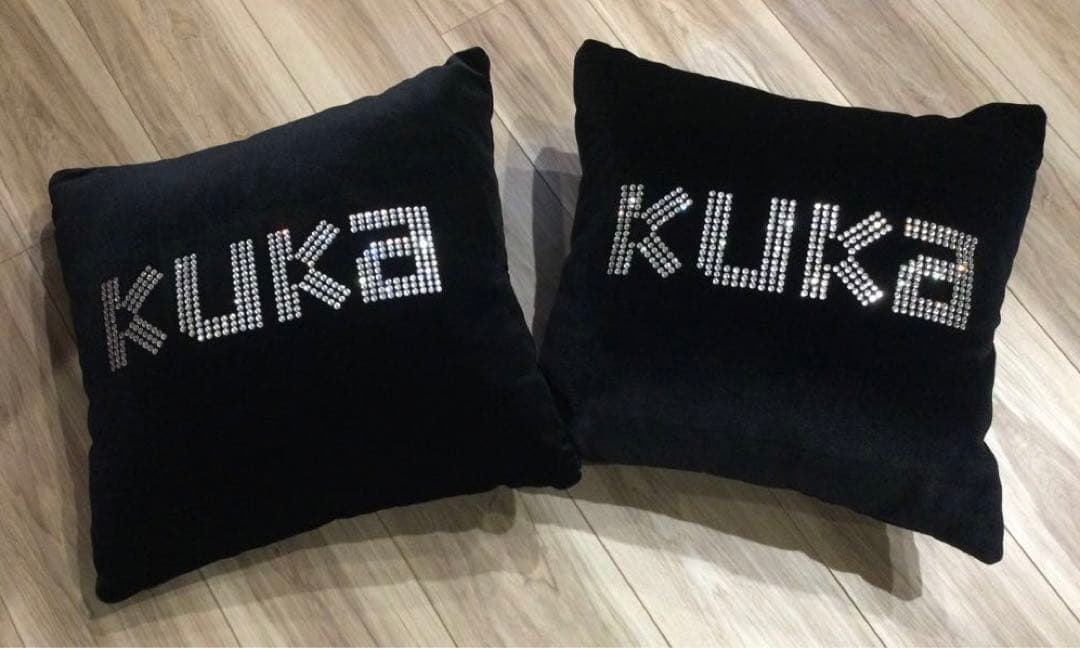 KUKA クッション　新品未使用　ベロア生地　高級感　2個セット　ラインストーン