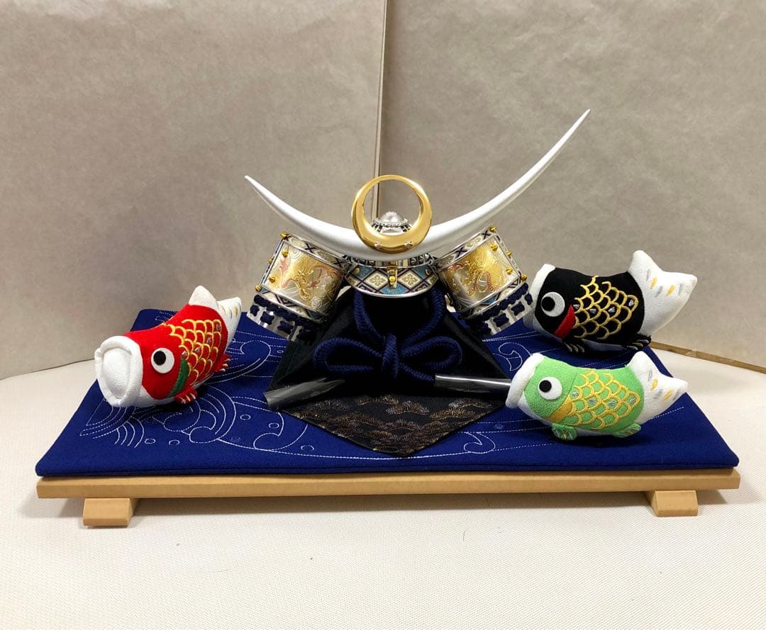 兜飾り・五月人形　シルバー兜と鯉のぼり