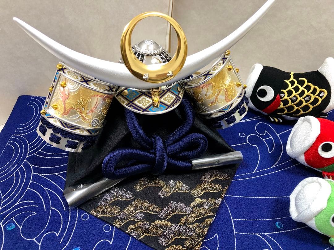 兜飾り・五月人形　シルバー兜と鯉のぼり