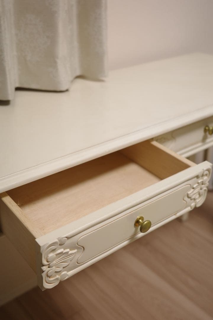 ロココ調アイボリーの2引き出しテーブル