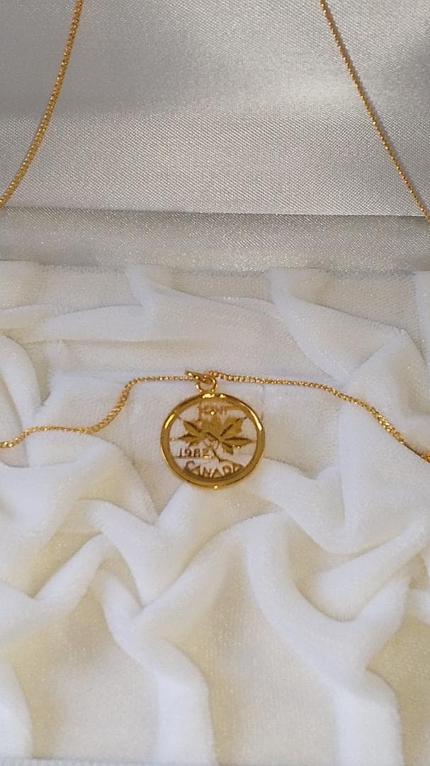 カナダ メープルリーフ カットアウト ペンダントトップ 金鍍金仕上 新品