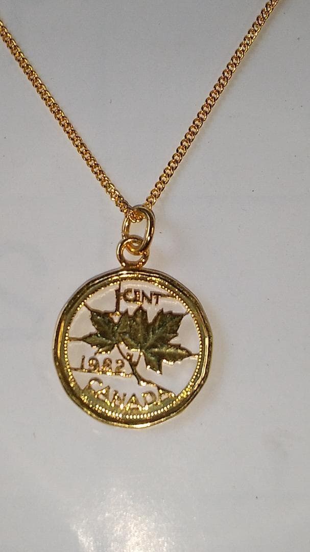 カナダ メープルリーフ カットアウト ペンダントトップ 金鍍金仕上 新品