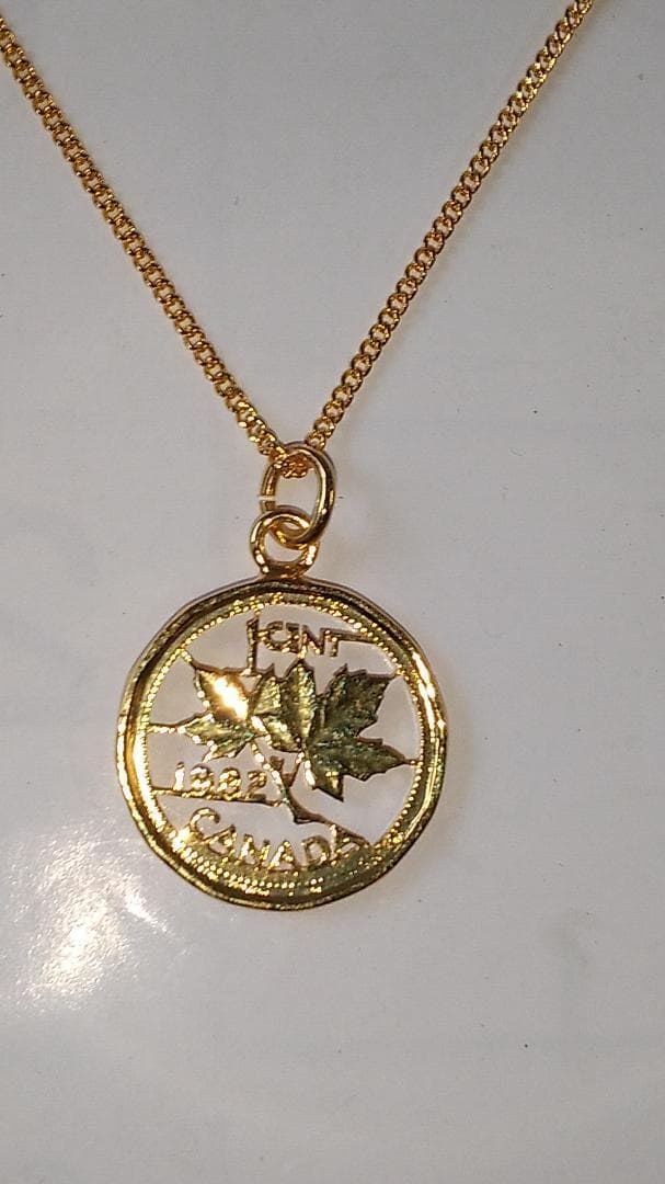 カナダ メープルリーフ カットアウト ペンダントトップ 金鍍金仕上 新品
