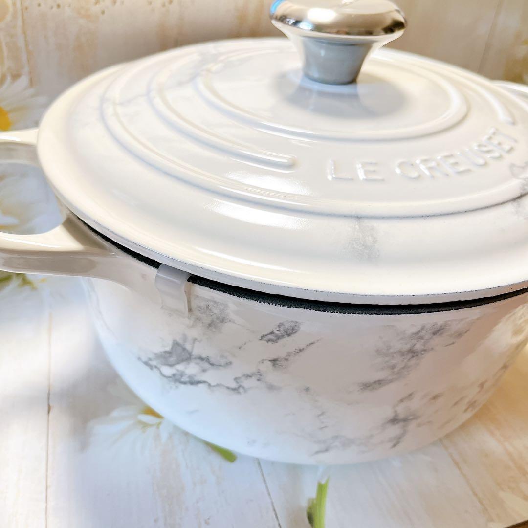 ♡ルクルーゼ　マーブルコレクション　ココットロンド 24cm 大理石　両手鍋