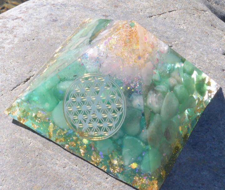 ✨高品質＆超強力　BIGサイズ　黄金比ピラミッド型オルゴナイト✨