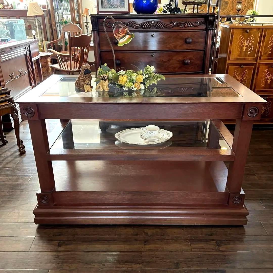 y877 無駄のないエレガントな飾り棚 英国調 キャスターで移動可能 ガラス天板