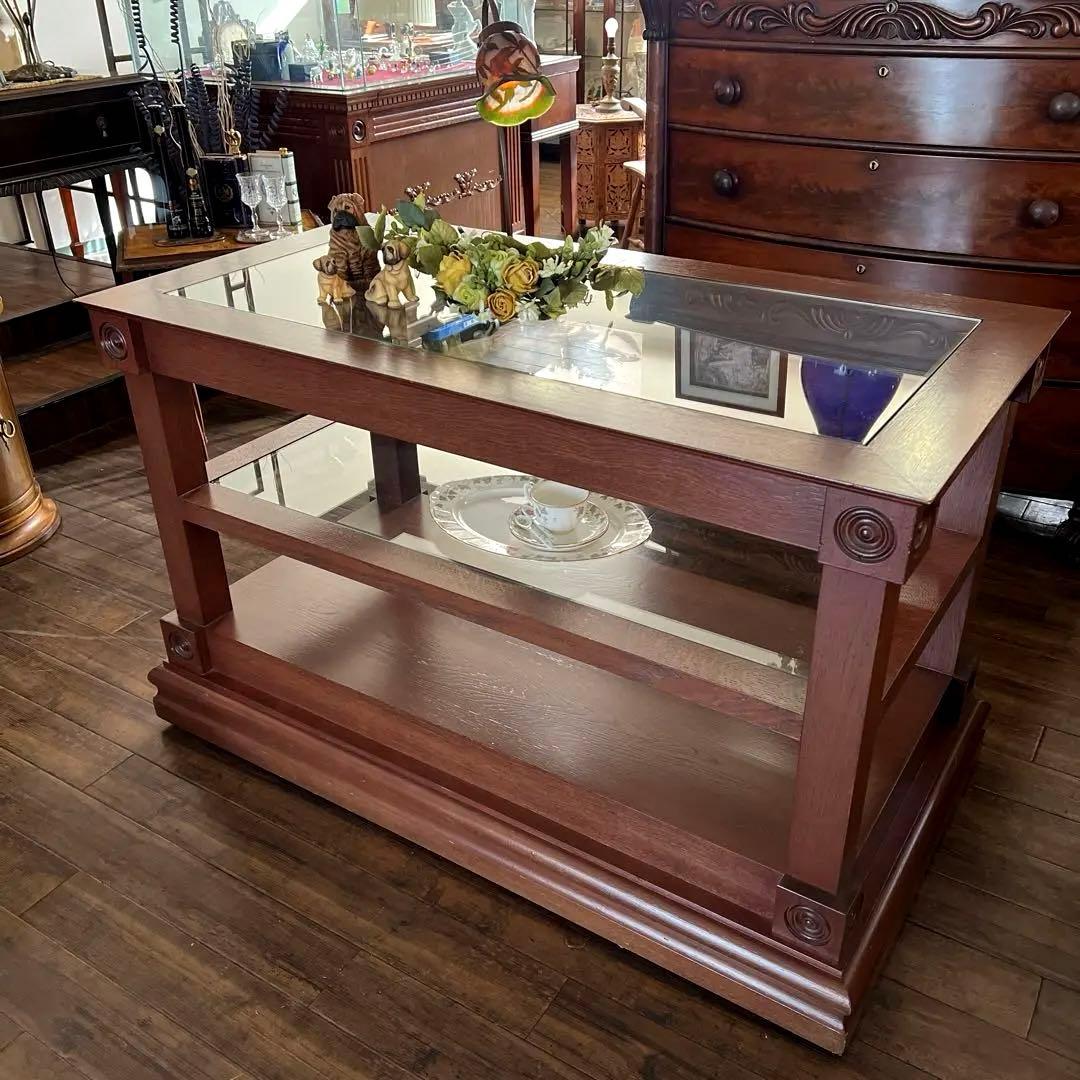 y877 無駄のないエレガントな飾り棚 英国調 キャスターで移動可能 ガラス天板