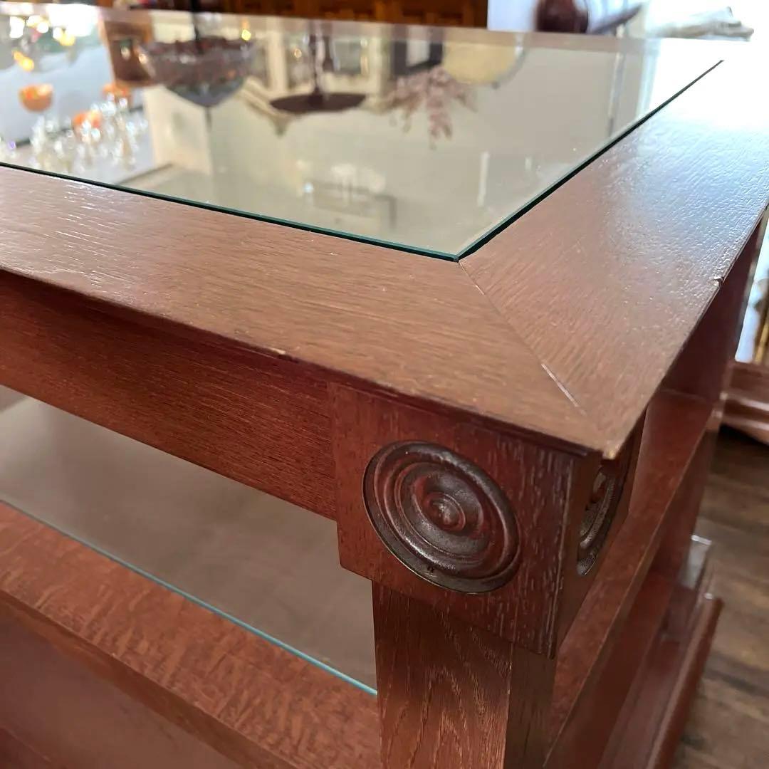 y877 無駄のないエレガントな飾り棚 英国調 キャスターで移動可能 ガラス天板