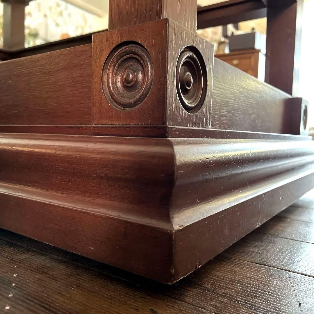 y877 無駄のないエレガントな飾り棚 英国調 キャスターで移動可能 ガラス天板