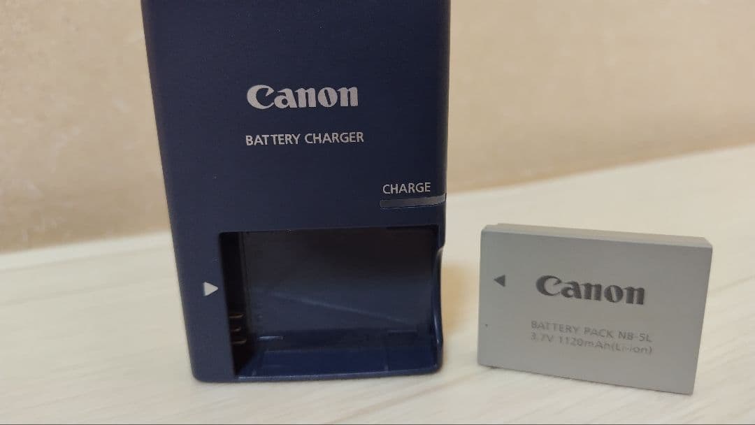 Canon　デジタルカメラ　IXY810IS ジャンク品