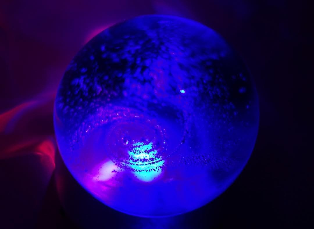 宇宙の銀河をモチーフにしたオブジェ  球体 ワタナベカズオ作 手のひらの宇宙