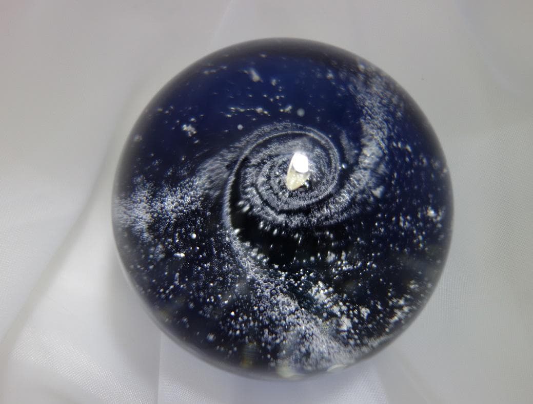 宇宙の銀河をモチーフにしたオブジェ  球体 ワタナベカズオ作 手のひらの宇宙