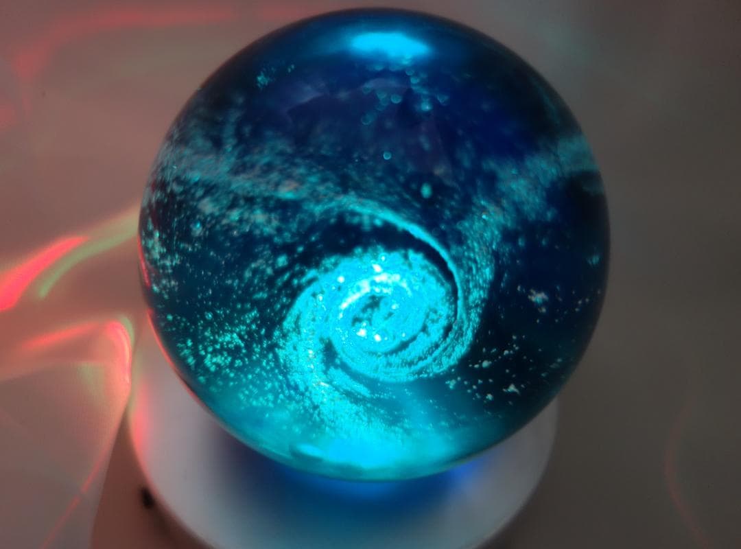 宇宙の銀河をモチーフにしたオブジェ  球体 ワタナベカズオ作 手のひらの宇宙