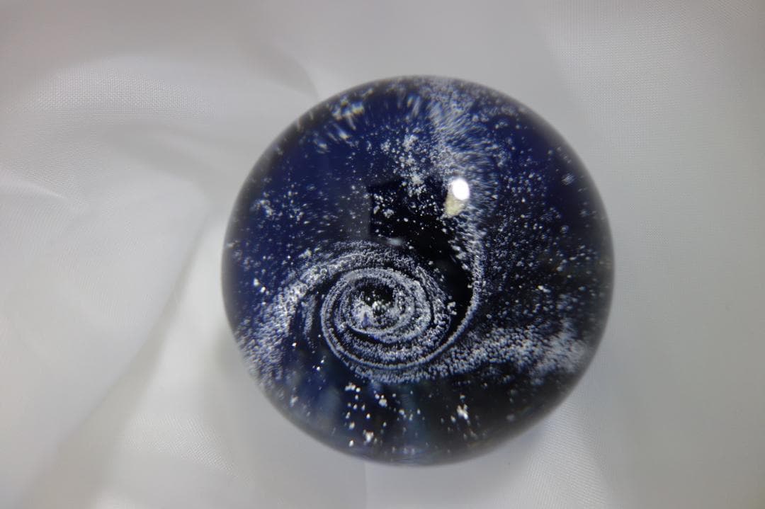 宇宙の銀河をモチーフにしたオブジェ  球体 ワタナベカズオ作 手のひらの宇宙