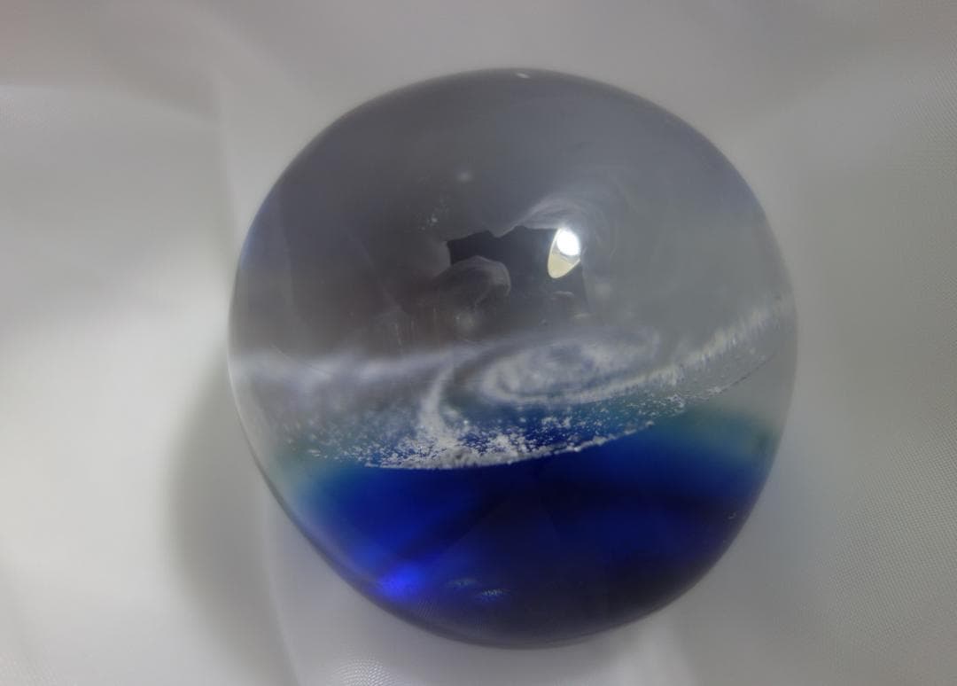 宇宙の銀河をモチーフにしたオブジェ  球体 ワタナベカズオ作 手のひらの宇宙