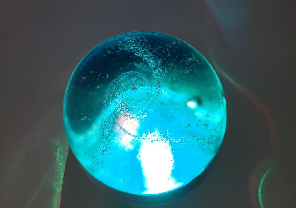 宇宙の銀河をモチーフにしたオブジェ  球体 ワタナベカズオ作 手のひらの宇宙