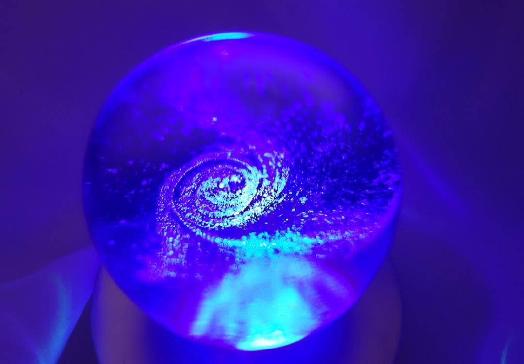 宇宙の銀河をモチーフにしたオブジェ  球体 ワタナベカズオ作 手のひらの宇宙