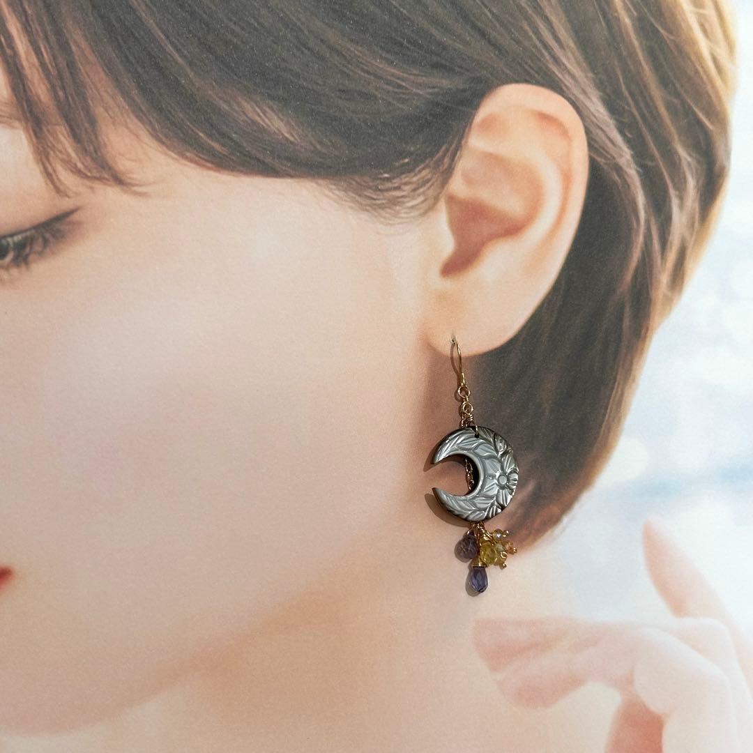 ブラックマザーオブパール　ムーンフラワーカービング　14kgf 天然石ピアス