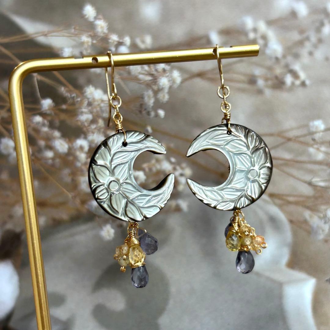 ブラックマザーオブパール　ムーンフラワーカービング　14kgf 天然石ピアス