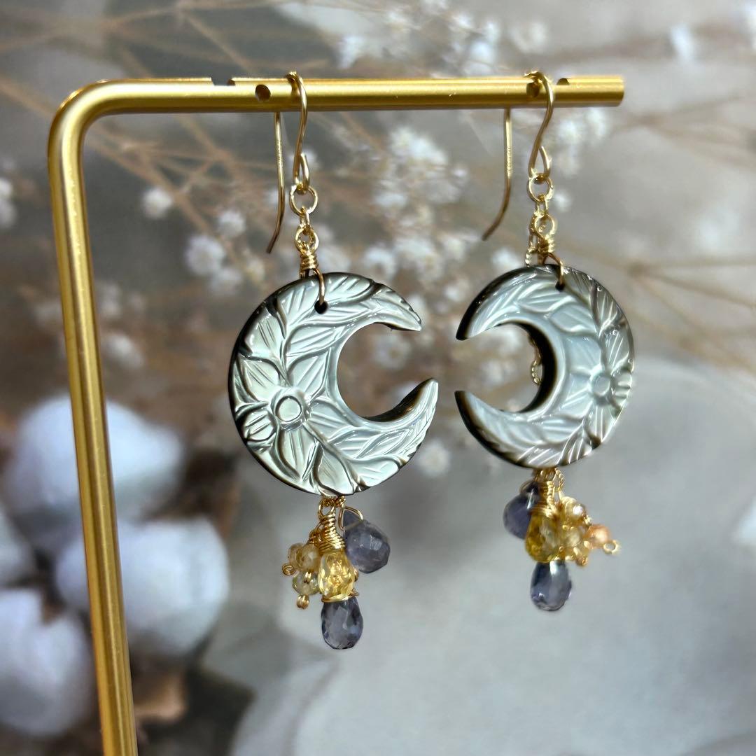 ブラックマザーオブパール　ムーンフラワーカービング　14kgf 天然石ピアス