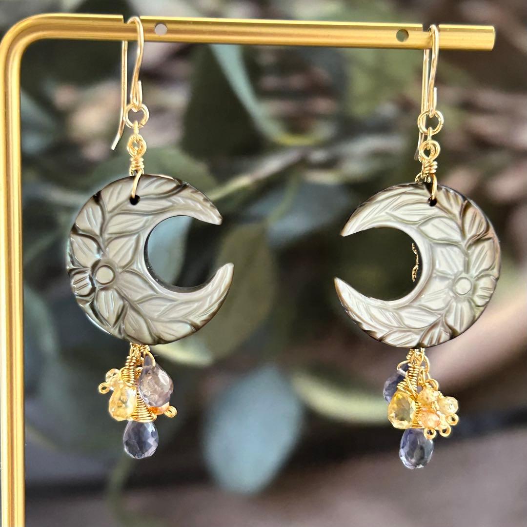 ブラックマザーオブパール　ムーンフラワーカービング　14kgf 天然石ピアス