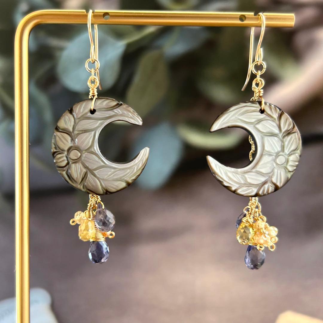 ブラックマザーオブパール　ムーンフラワーカービング　14kgf 天然石ピアス