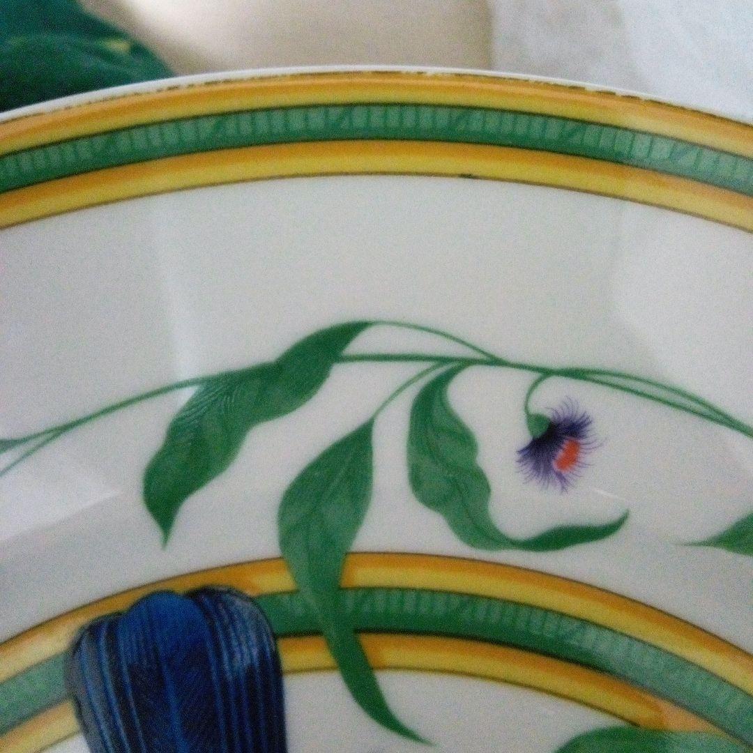 HERMESの大皿トゥカンと小鳥のデザインプレート