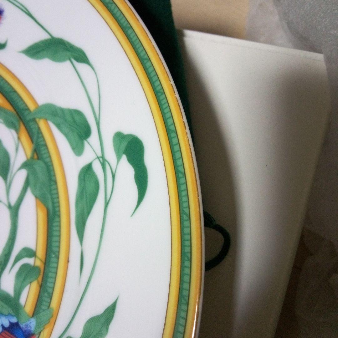 HERMESの大皿トゥカンと小鳥のデザインプレート