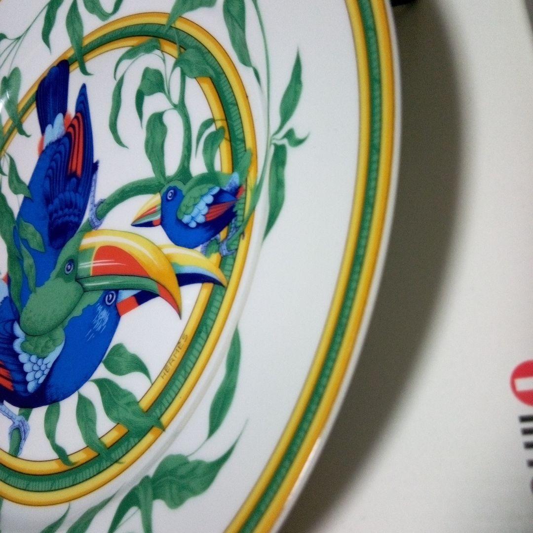 HERMESの大皿トゥカンと小鳥のデザインプレート