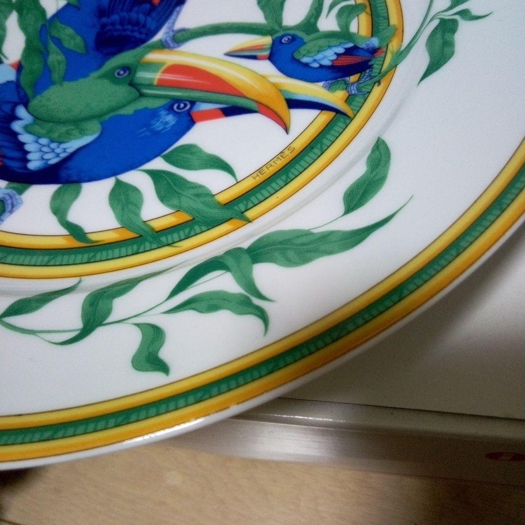 HERMESの大皿トゥカンと小鳥のデザインプレート