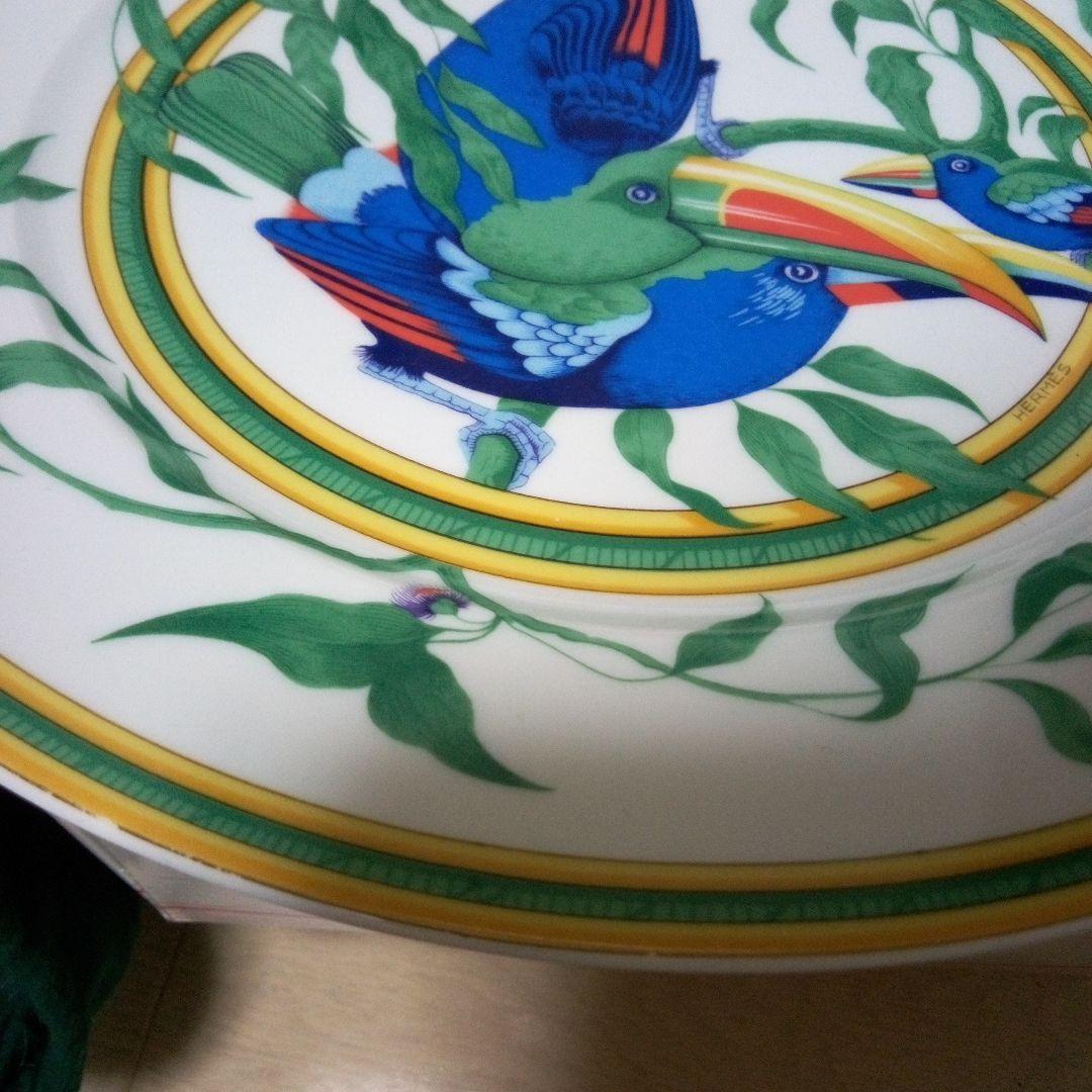 HERMESの大皿トゥカンと小鳥のデザインプレート