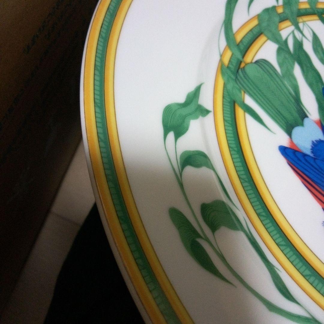 HERMESの大皿トゥカンと小鳥のデザインプレート