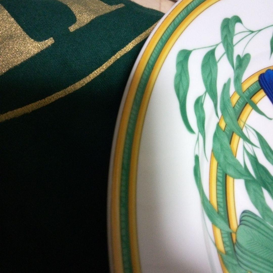 HERMESの大皿トゥカンと小鳥のデザインプレート