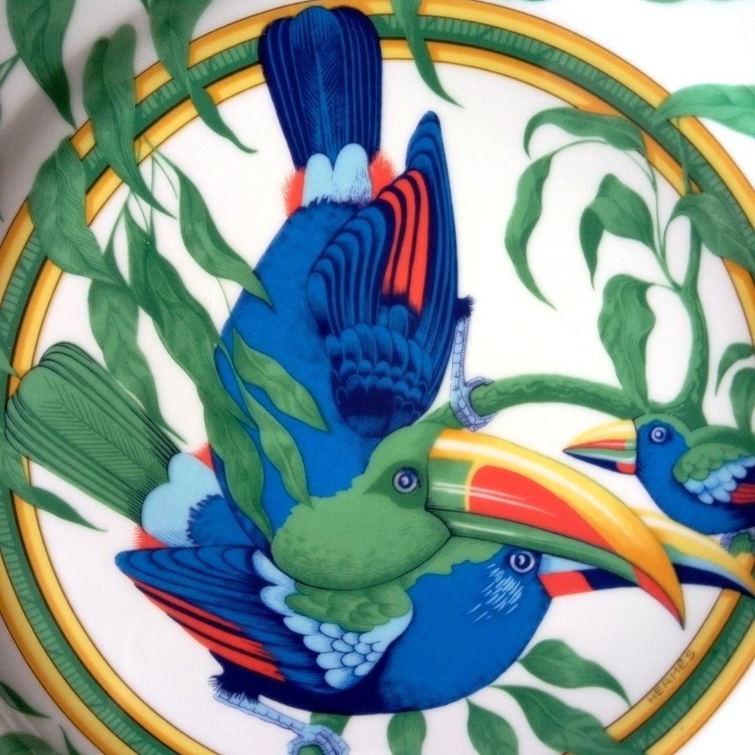 HERMESの大皿トゥカンと小鳥のデザインプレート