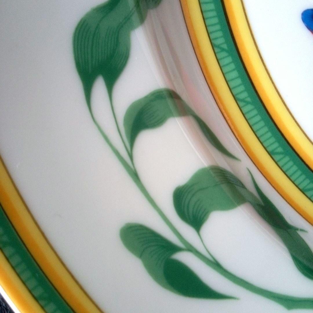 HERMESの大皿トゥカンと小鳥のデザインプレート