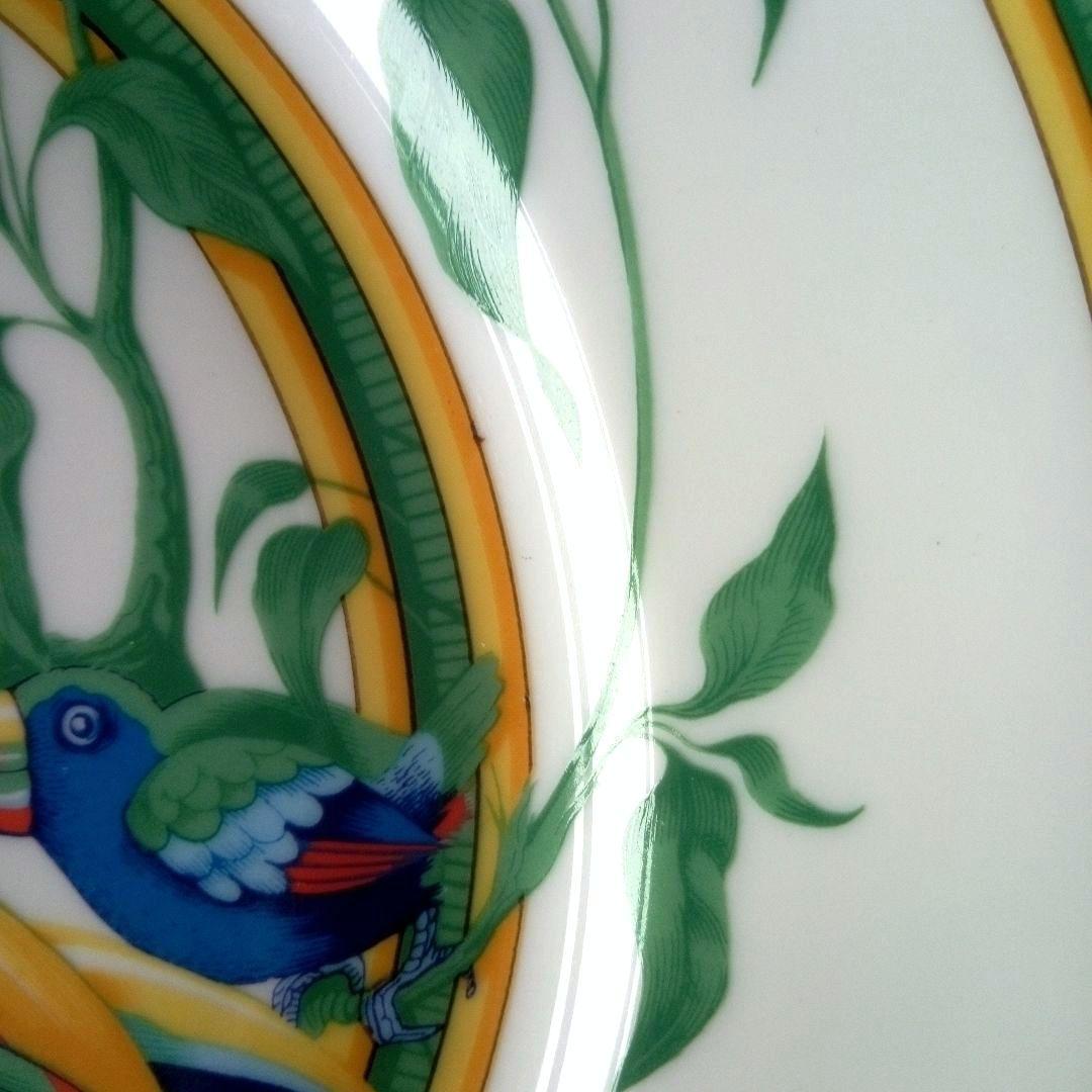 HERMESの大皿トゥカンと小鳥のデザインプレート
