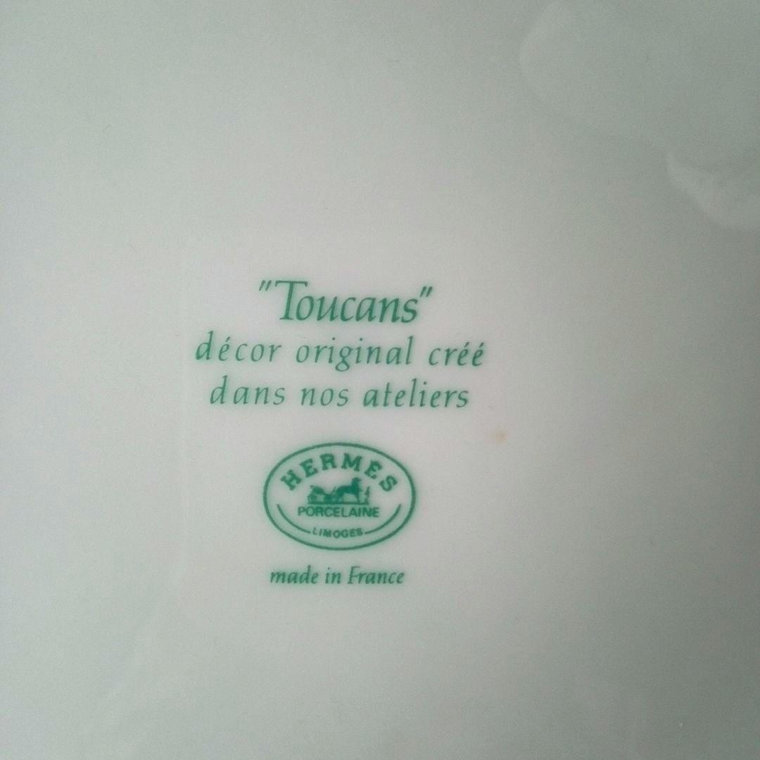 HERMESの大皿トゥカンと小鳥のデザインプレート