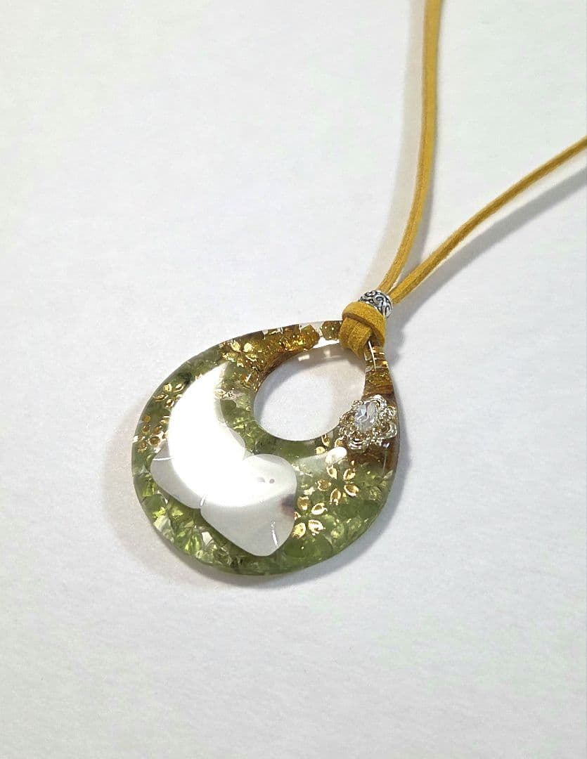 シマエナガペリドットレジンネックレス✨　レジンシマエナガペンダント　鳥