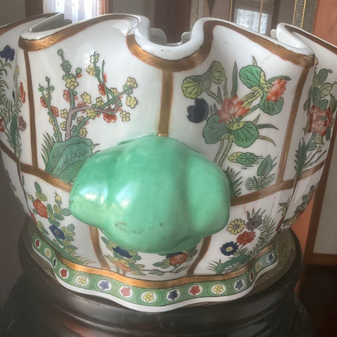 花と果物の装飾 陶器の水鉢、手描き、シノワズリ