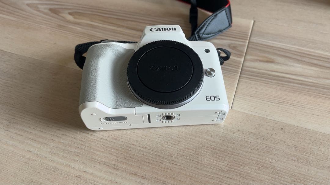 Canon EOS M ホワイト ミラーレスカメラ、交換レンズ、保管ボックス