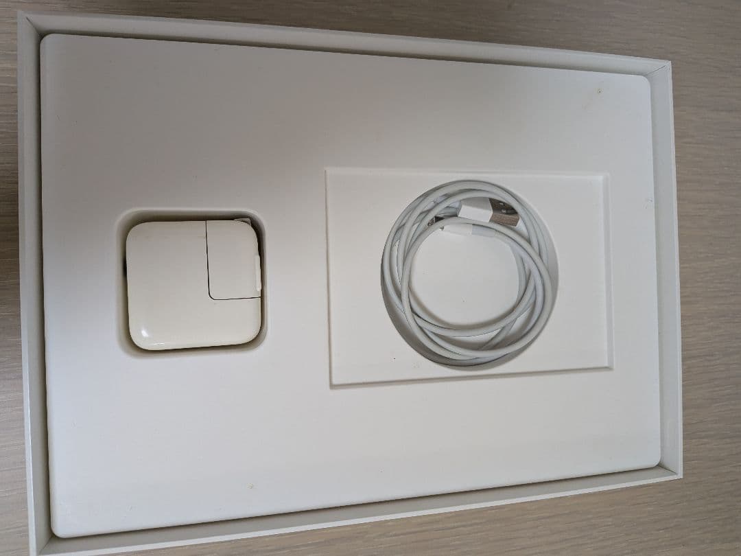 ​【付属品付】iPad (第5世代) 9.7インチWi-Fi 32GB 2017