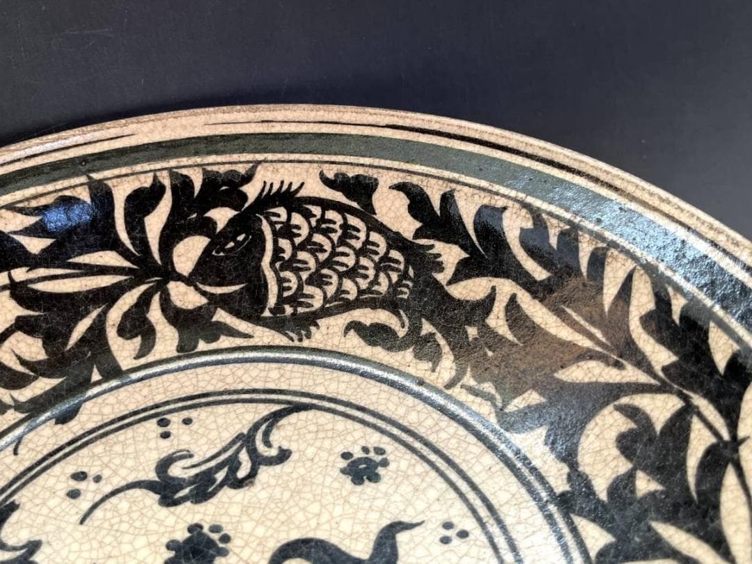 皿■古代の魚と葡萄の木 サンカローク スコータイ窯 鉄絵 黒呉須 安南 馬紋■