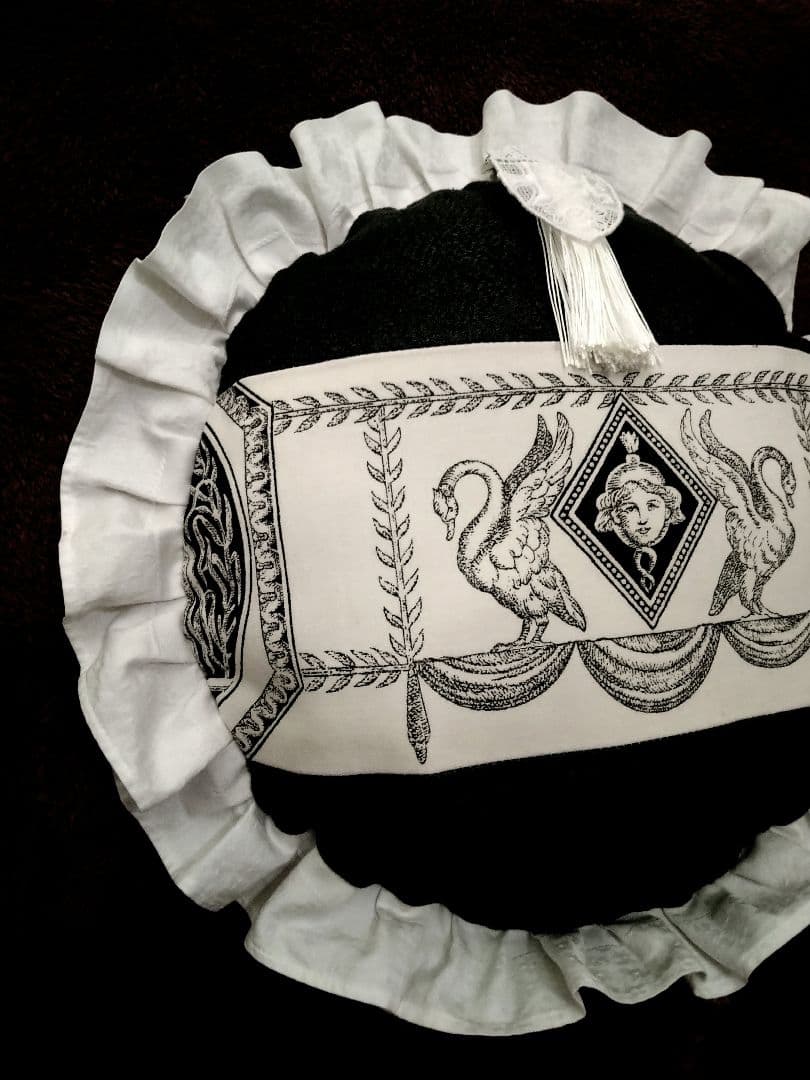 ※フランスアンティーク　イニシャル手刺繍　トワルドジュイ　クッション