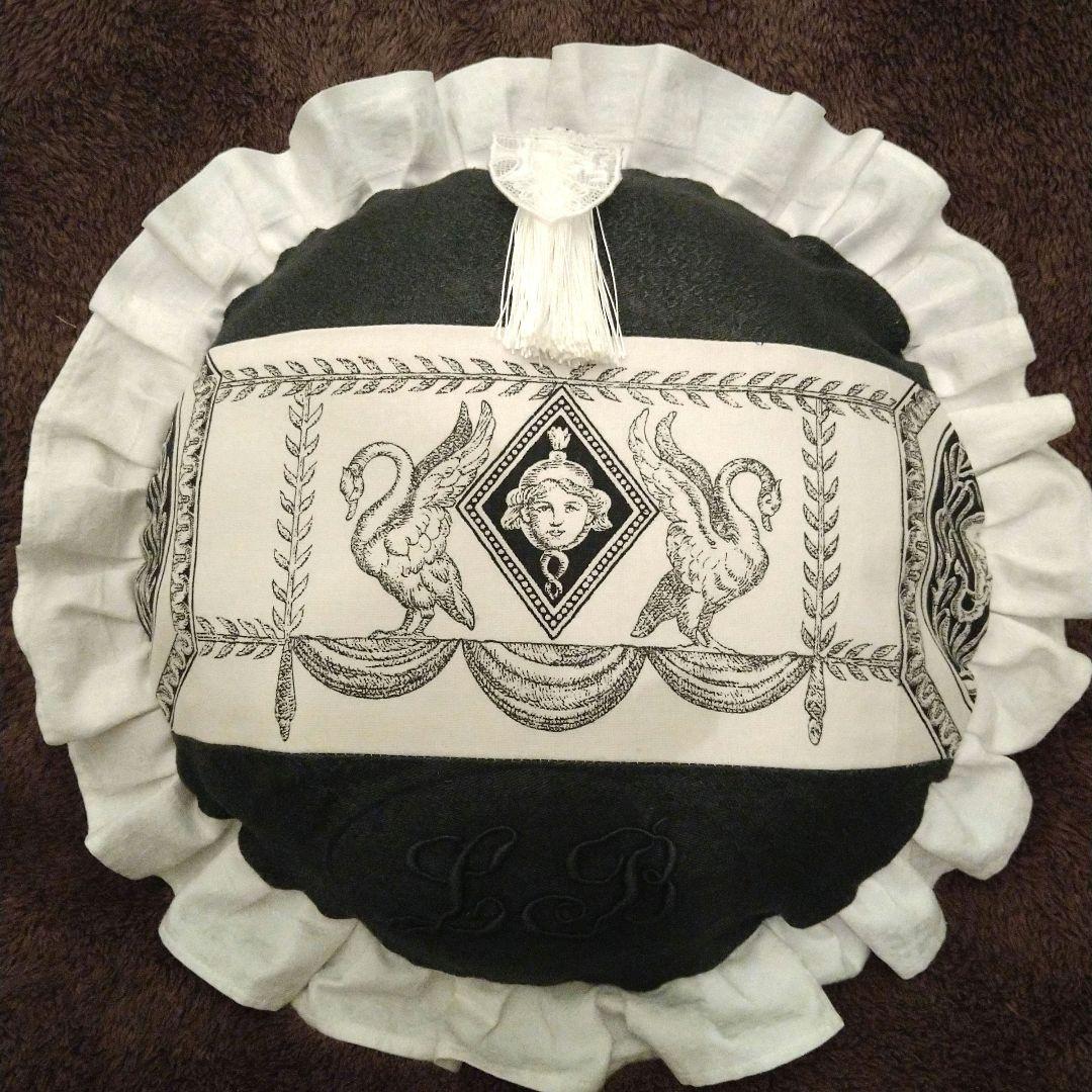 ※フランスアンティーク　イニシャル手刺繍　トワルドジュイ　クッション