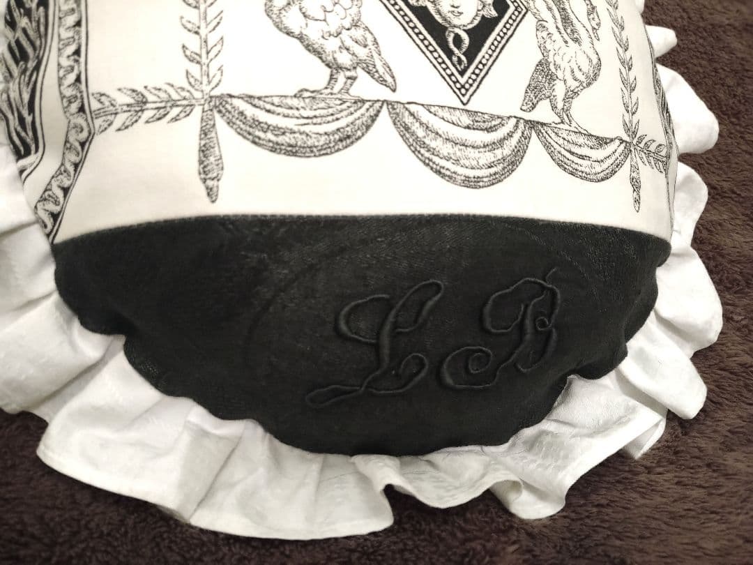 ※フランスアンティーク　イニシャル手刺繍　トワルドジュイ　クッション